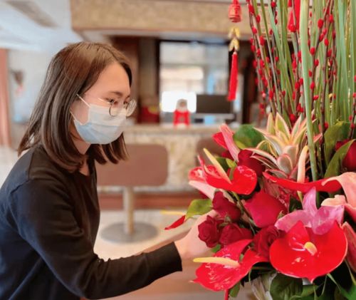 職校走出花藝師 用雙手定格花卉最美瞬間與景觀工程的匠心設(shè)計